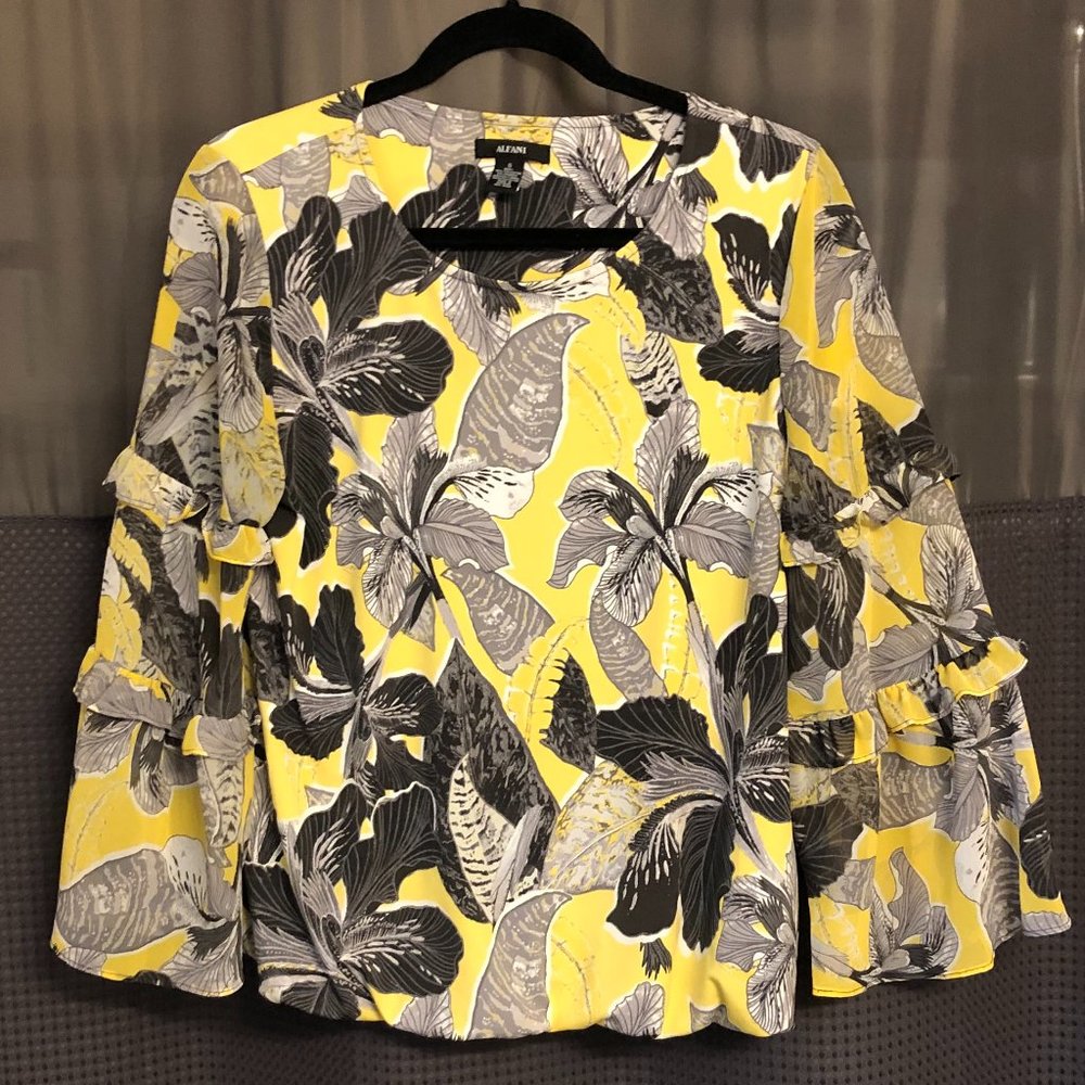Beautiful summery/tropical top
